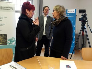 Das Foto zeigt Thüringens Bildungsministerin Dr. Birgit Klaubert im Gespräch mit Roswitha Bethe. 
