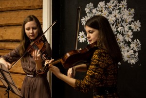 Zwei junge Violinistinnen spielen zur Ausstellungseröffnung.